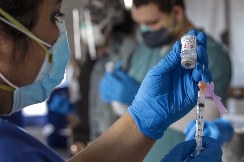 Profesores en Colombia serán vacunados contra el Covid-19 a finales de mayo