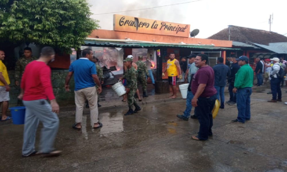 Granero se incendió en Canalete y la comunidad apagó el fuego