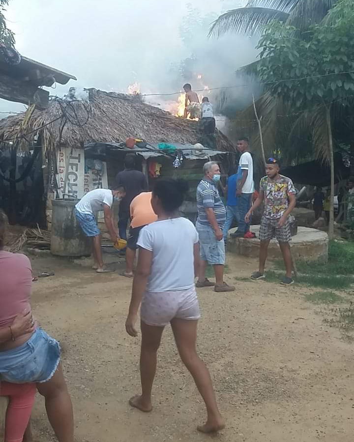 Incendio consumió gran parte de una humilde vivienda en Ciénaga de Oro