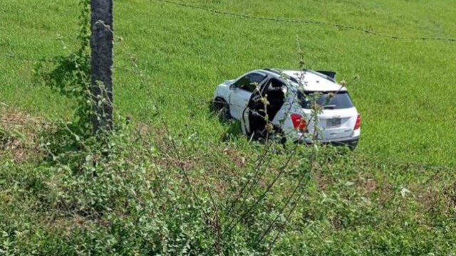 Aparatoso choque entre un taxi y un carro particular en la troncal de La Apartada