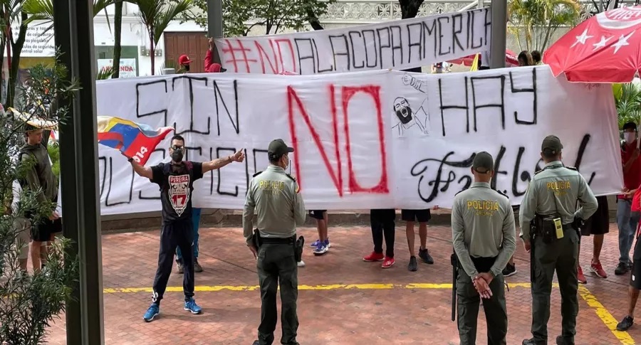 «Para el pueblo pan y circo o fútbol»: pese a la crisis en Colombia insisten con la Copa América