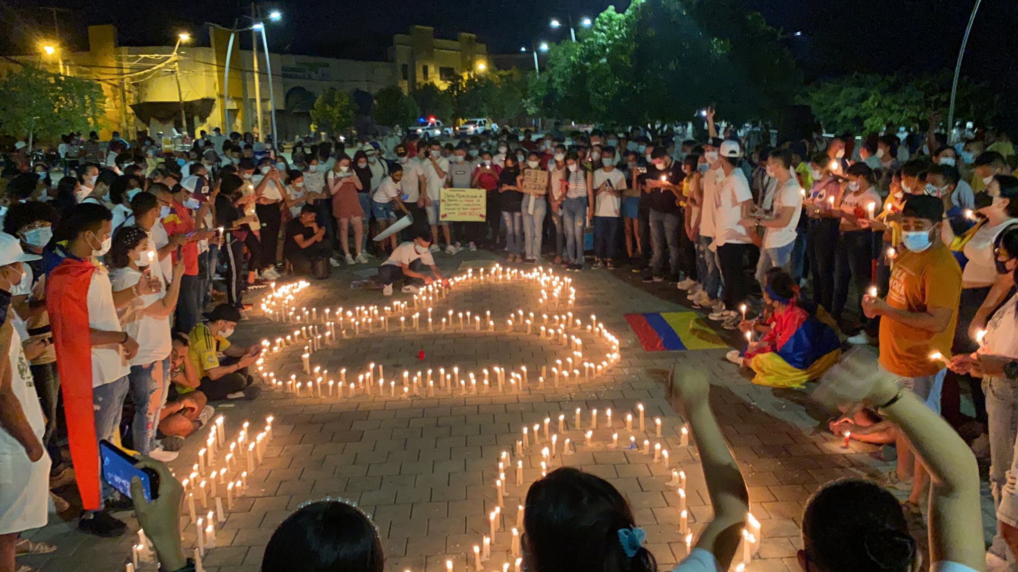 Jóvenes realizaron velatón en Montería como homenaje a manifestantes asesinados durante el paro nacional