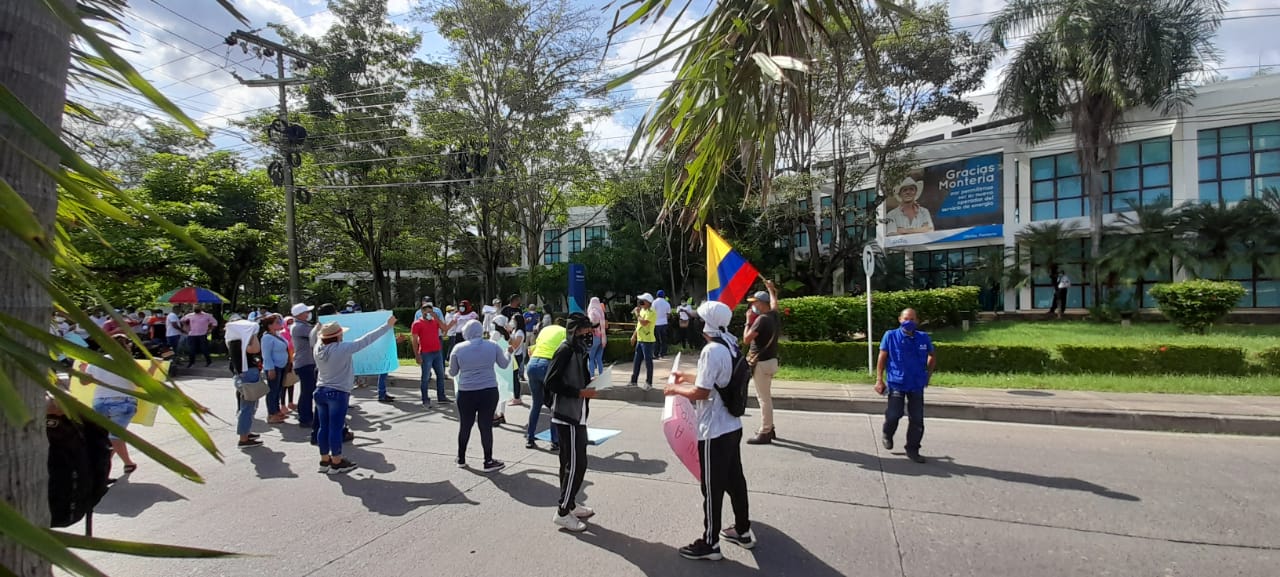 Fue peor el remedio que la enfermedad: usuarios quemaron facturas frente a la sede de Afinia en Montería