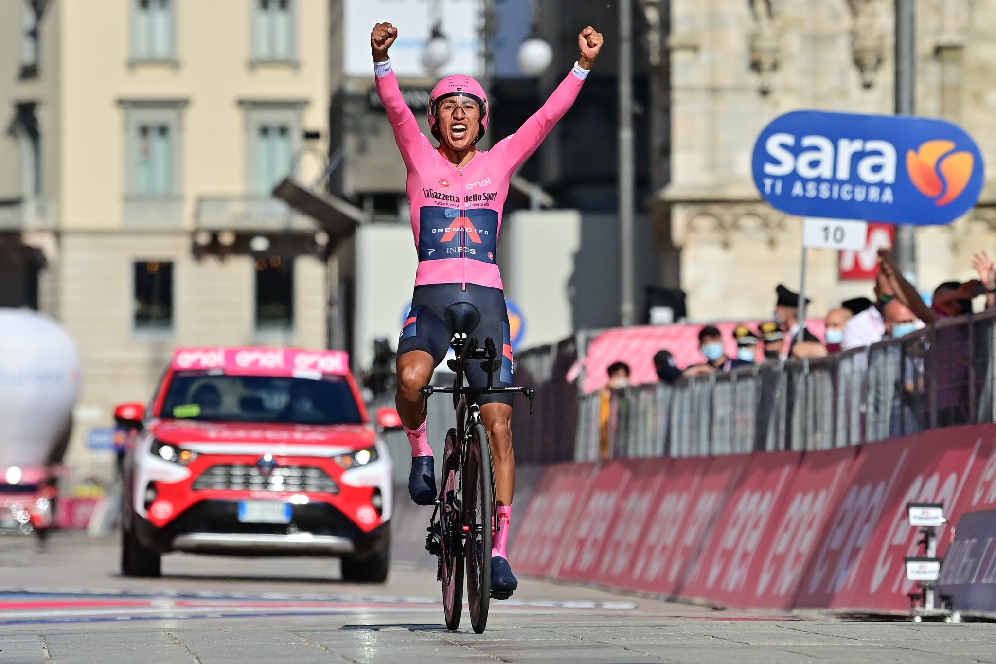 Egan Bernal le da alegría a Colombia tras coronarse campeón del Giro de Italia