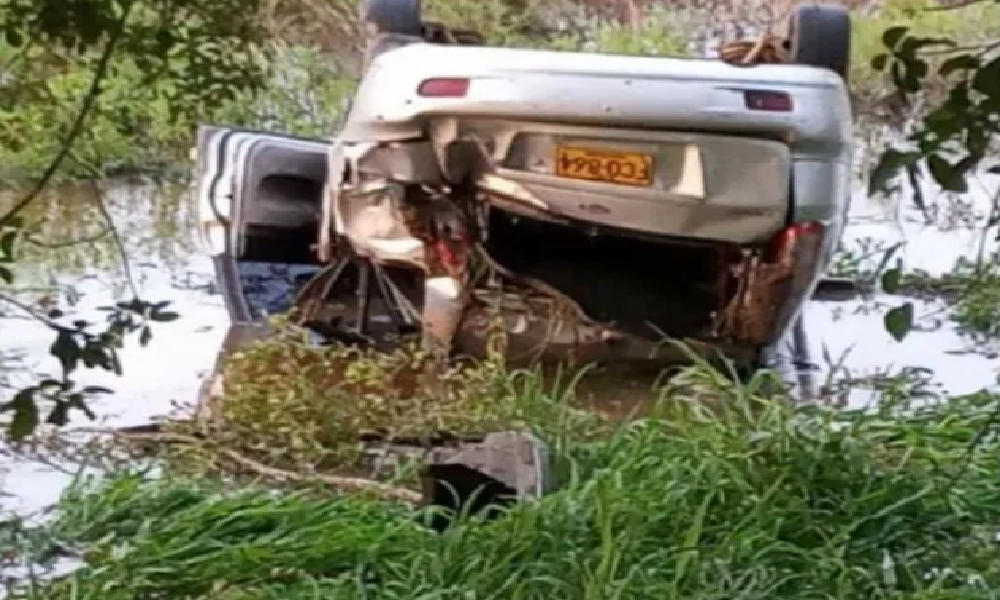 Carro se volcó en un potrero en la vía La Apartada – Montelíbano