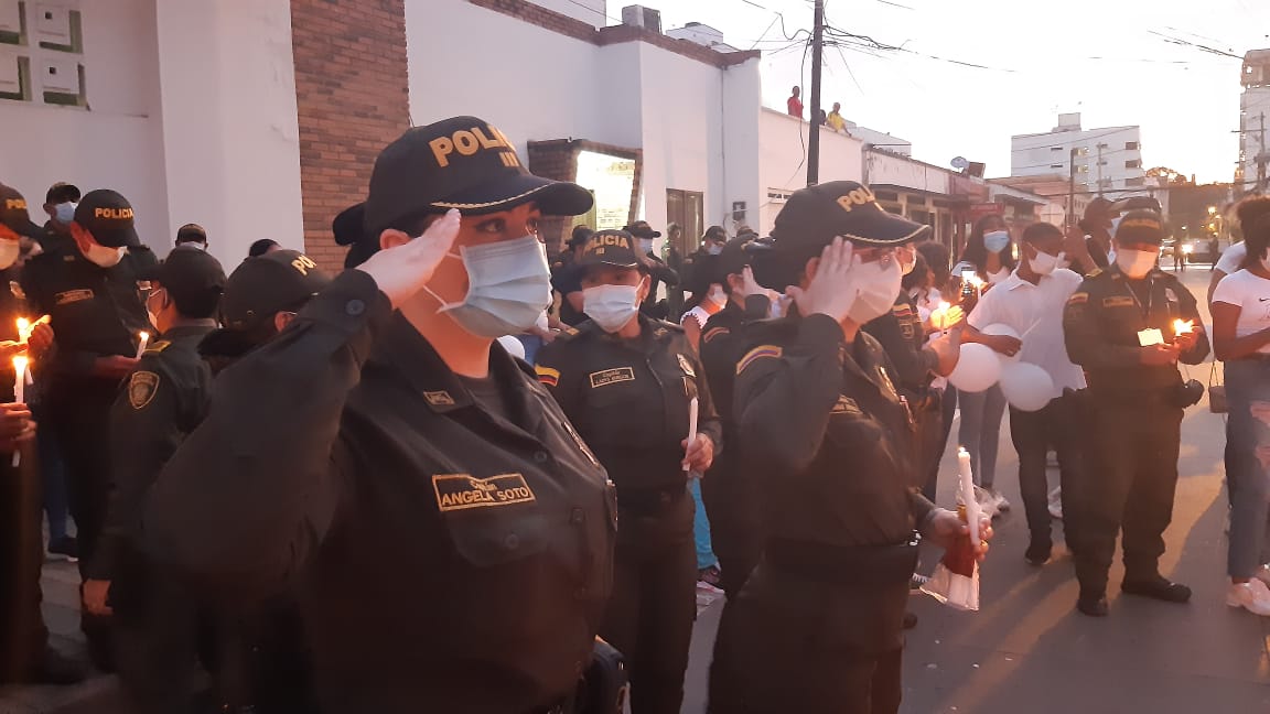 Jóvenes y ciudadanía en general desarrollaron velatón en apoyo a la Policía