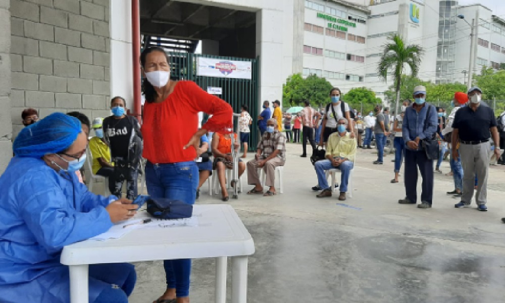 Mayores de 50 años madrugaron a aplicarse la vacuna contra el Covid-19 en Montería, reportan masiva asistencia