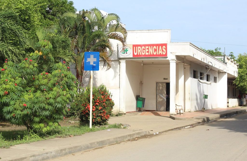 En pleno toque de queda apuñalaron y apedrearon a un joven en Cereté