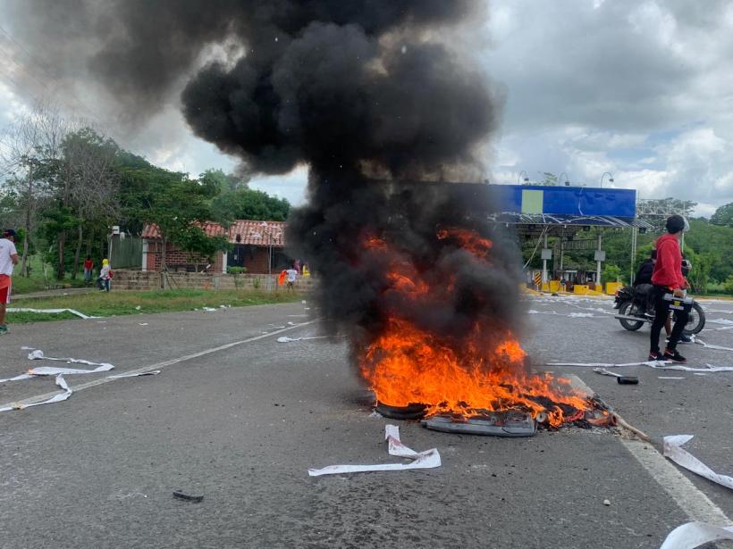 Manifestantes se tomaron el peaje entre Corozal y Sincelejo, quemaron las casetas y rompieron los vidrios