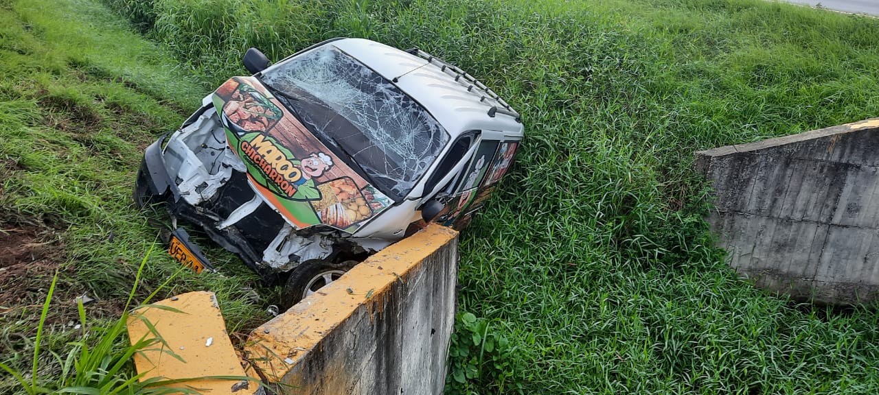Aparatoso accidente dejó dos heridos en Montería, conductor habría perdido el control del vehículo