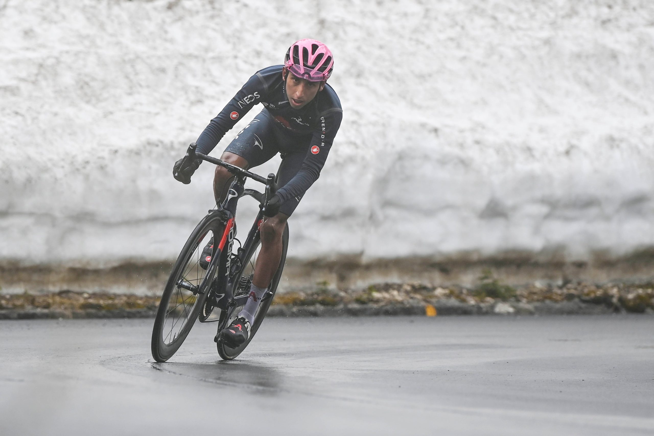 Egan Bernal dio positivo para Covid-19, el campeón del Giro retrasa su regreso a Colombia