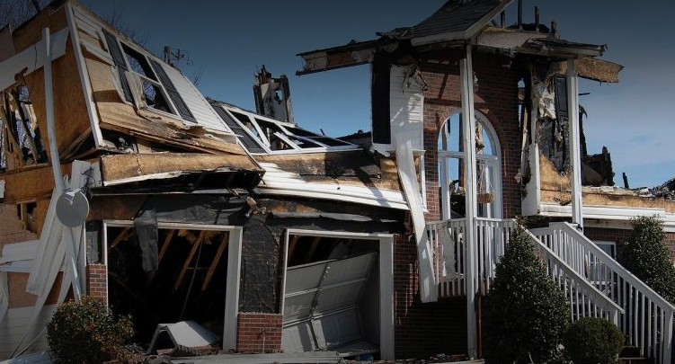 Se las desquitó: destruyó una casa porque el dueño no le pagó completo las obras de remodelación que realizaba