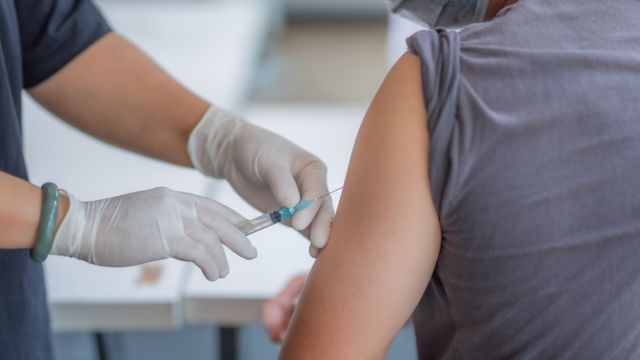 Se abre vacunación contra el Covid-19 para personas entre los 45 y 49 años