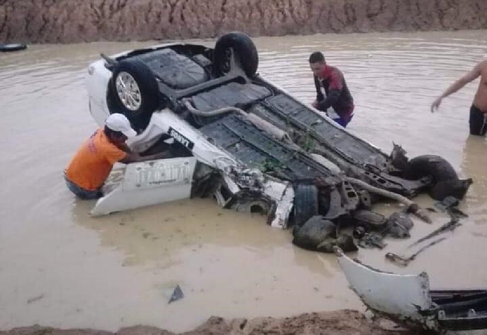 Carro cayó a una represa en la vía Sabaneta – Momil