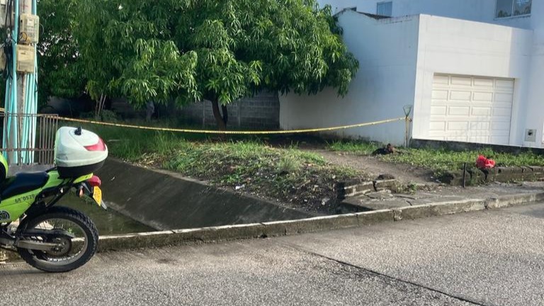 Hallan cadáver en canal de desagüe del barrio La Castellana, Montería