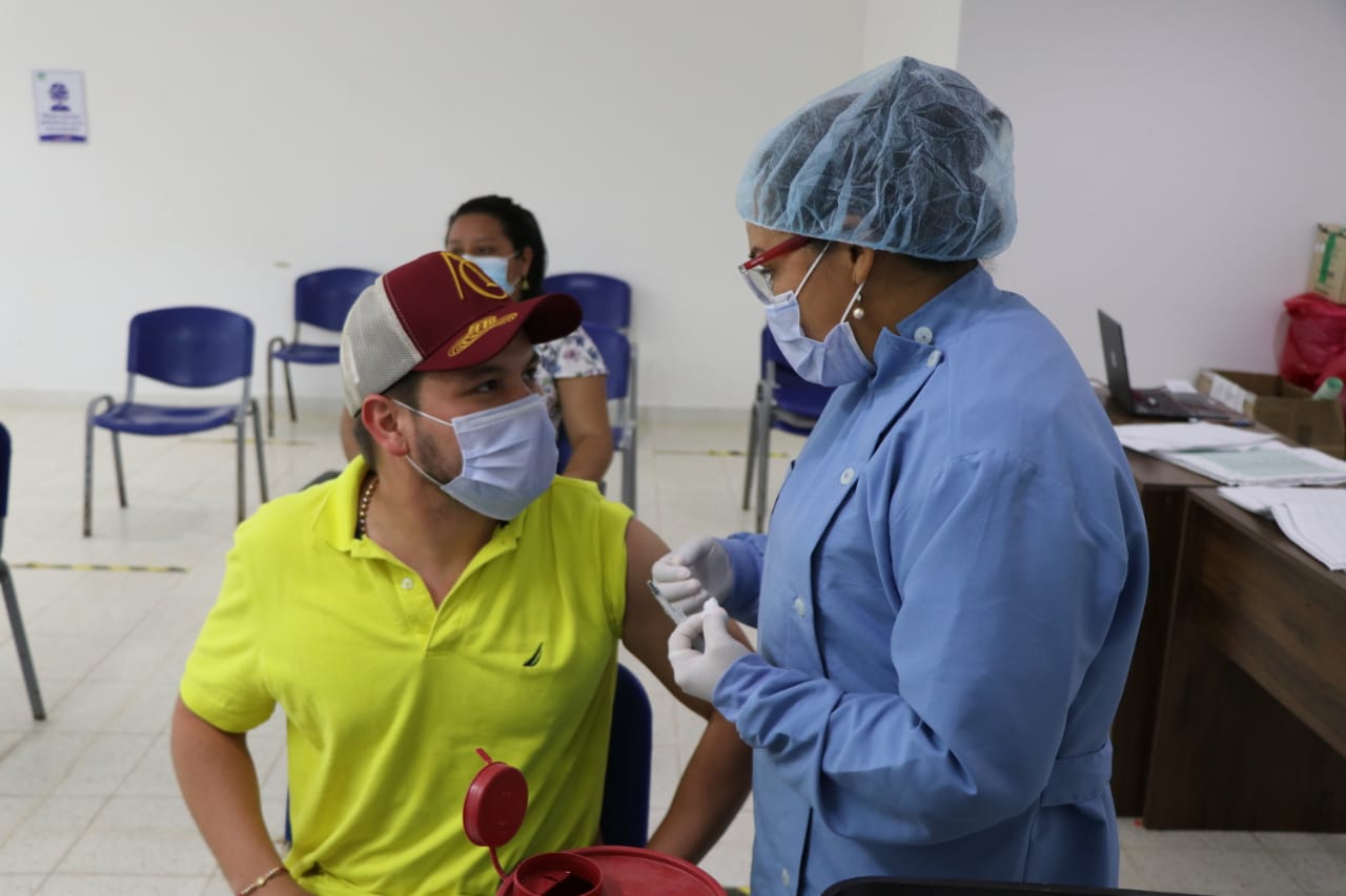 Congresista Andrés Calle se vacunó junto a su gente en Montelíbano