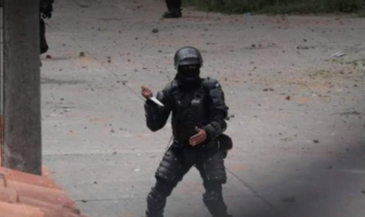 Con puñal en mano, fue grabado agente del Esmad durante manifestaciones