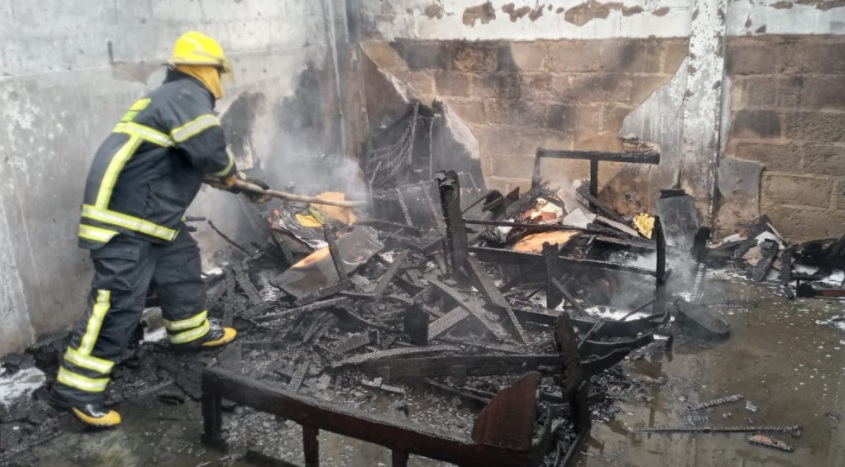Voraz incendio consumió una vivienda en Sahagún