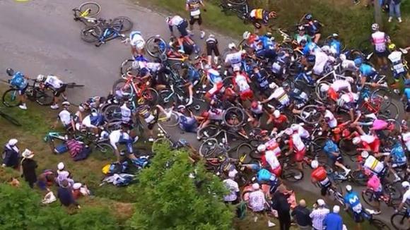 Detienen a la mujer que causó caída masiva en la primera etapa del Tour de Francia