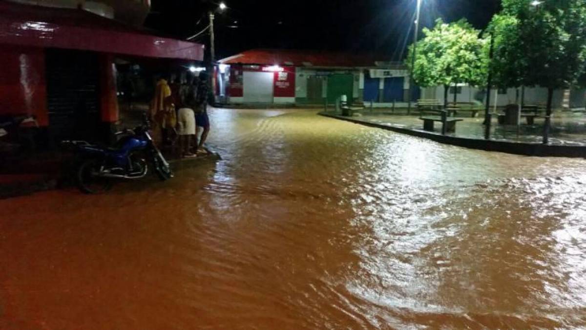 Familias afectadas por desbordamiento de quebrada en Uré reciben apoyo de los organismos de socorro