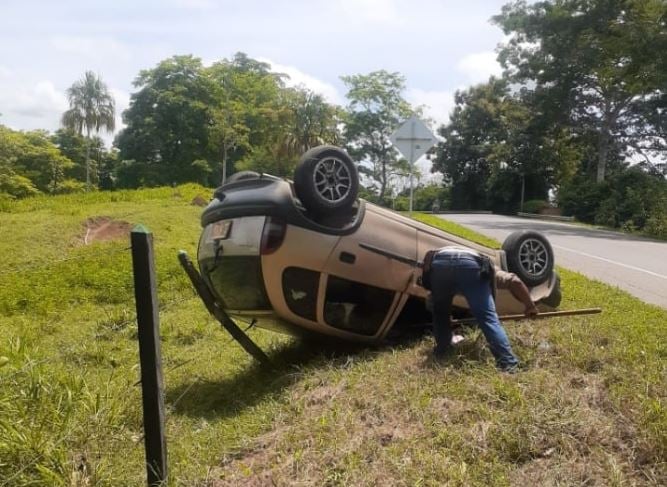 Carro se volcó en la vía Planeta Rica – Pueblo Nuevo