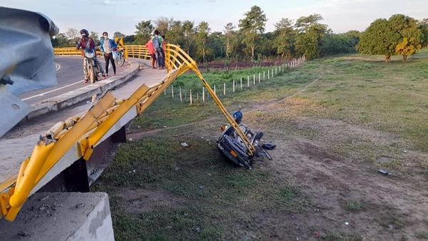 Toyota chocó contra baranda del puente y cayó al vacío en Magangué