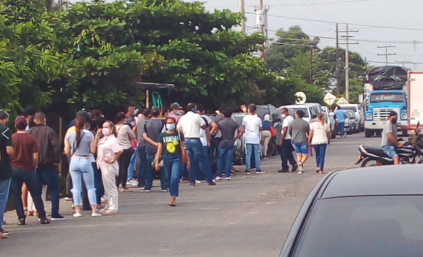 Ordosgoitia tuvo que suspender vacunación en Santa Lucía por los monterianos que intentaron colarse