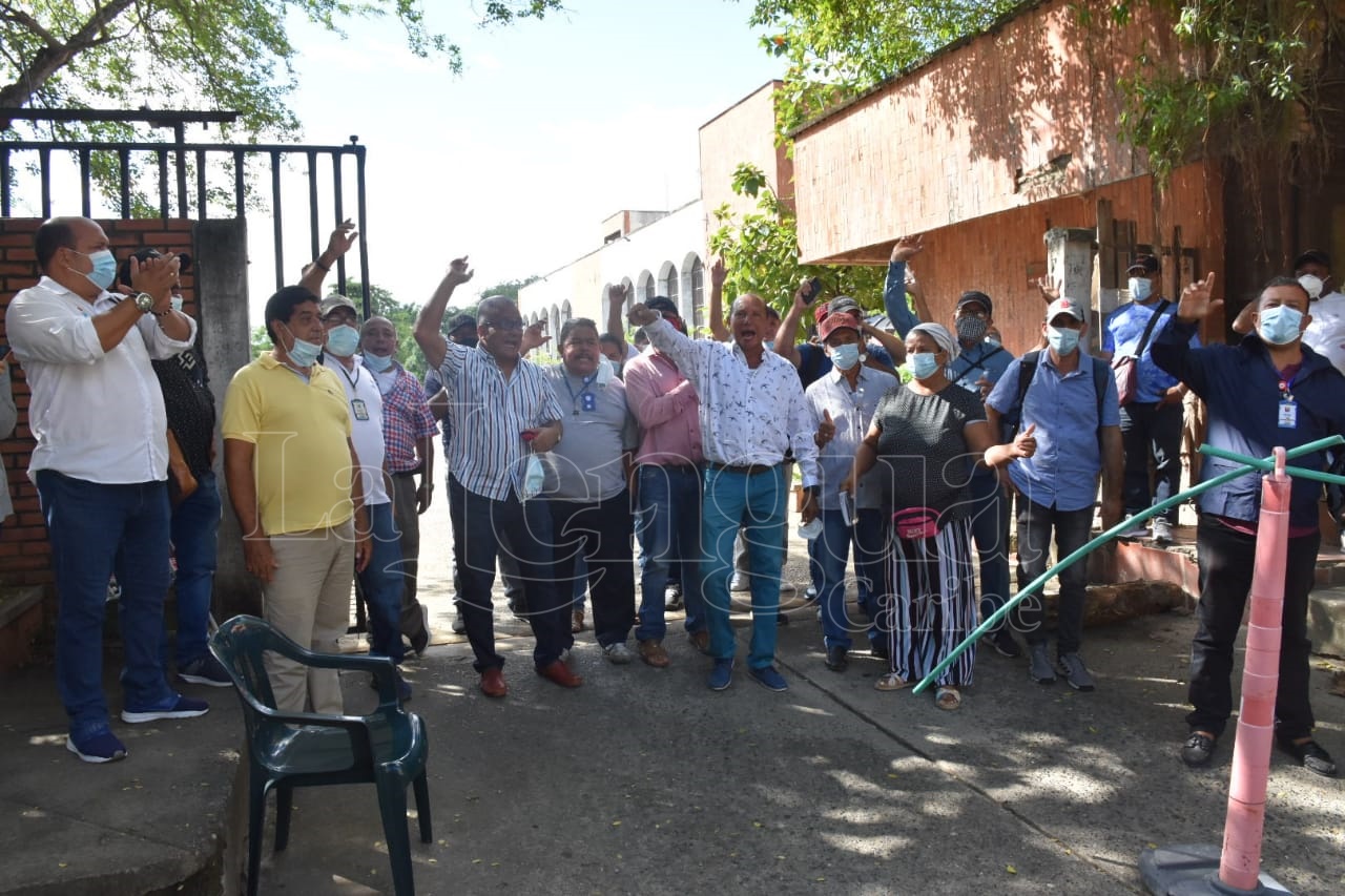 “Tendrán que buscar quienes les cuiden los colegios”: celadores de I.E de Montería exigen que les cancelen lo que les adeudan