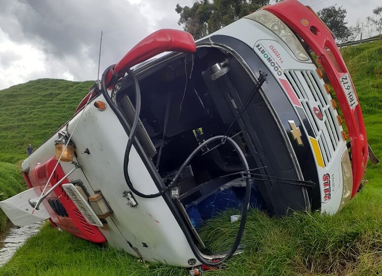 Al menos 11 heridos dejó volcamiento de un bus en Antioquia