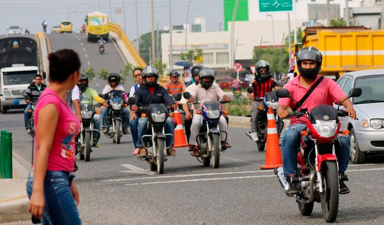 Persecución, necesidades y hasta riesgos de salud: la cruda realidad de los mototaxistas en Montería