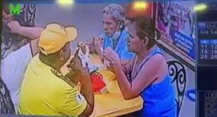 En video, le pusieron un pelo a la comida para irse sin pagar de un restaurante