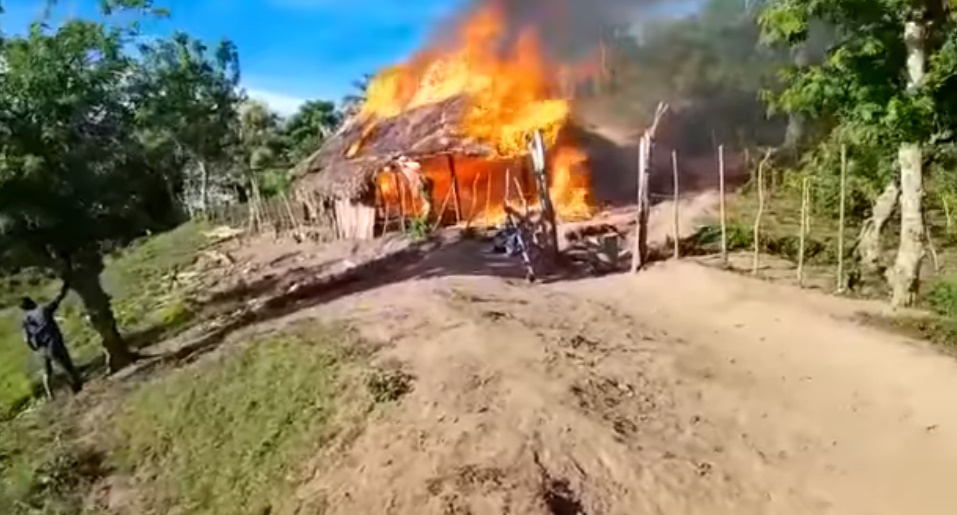 Lo perdieron todo, familia quedó en la calle luego que su casa se quemara en Lorica