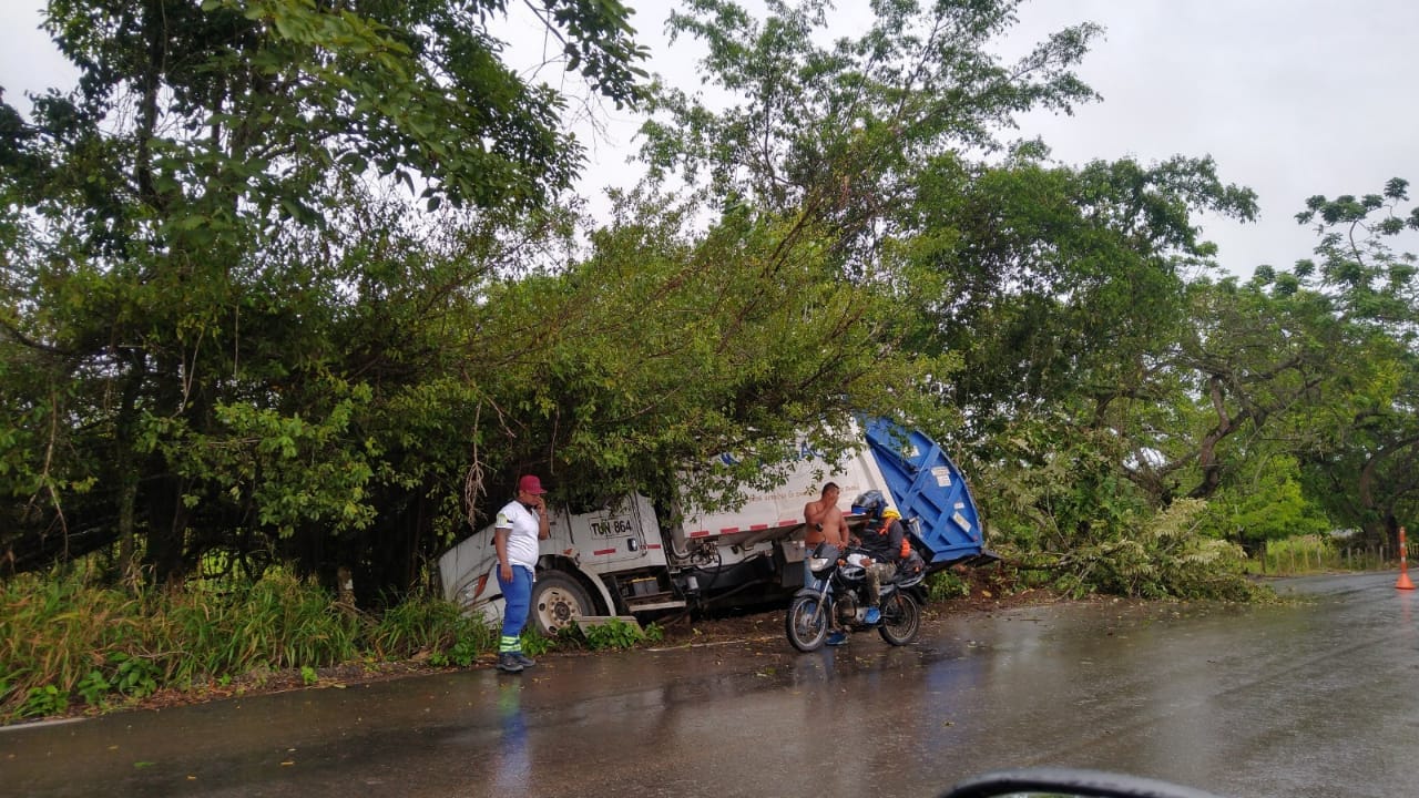 Carro recolector de basura se accidentó en la vía Montelíbano – La Apartada