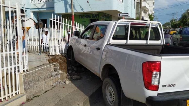 Siguen los accidentes en Montería, camioneta chocó contra la reja de una casa en zona céntrica