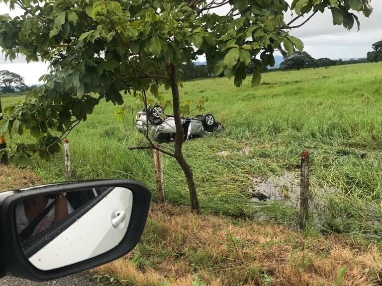 Vehículo se volcó en la vía Valencia – Río Nuevo