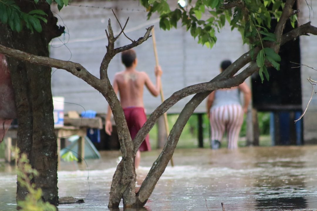 Familias afectadas por inundaciones en Ayapel empezaron a ser evacuadas en canoas