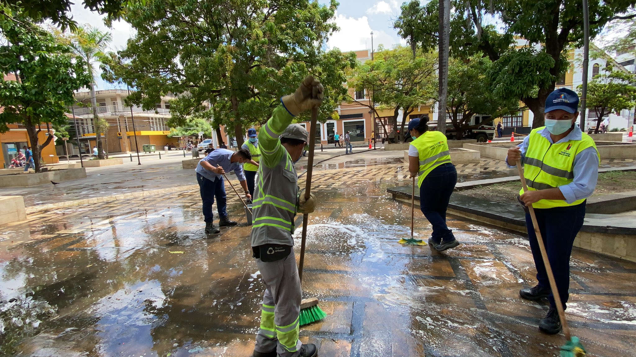Realizan labores de limpieza y desinfección en el parque central de Montería