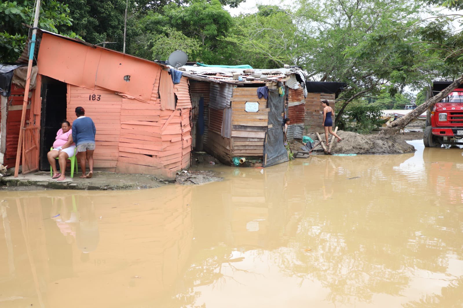 Brindan atención humanitaria a familias de Zarabanda afectadas por desbordamiento del río Sinú en Montería