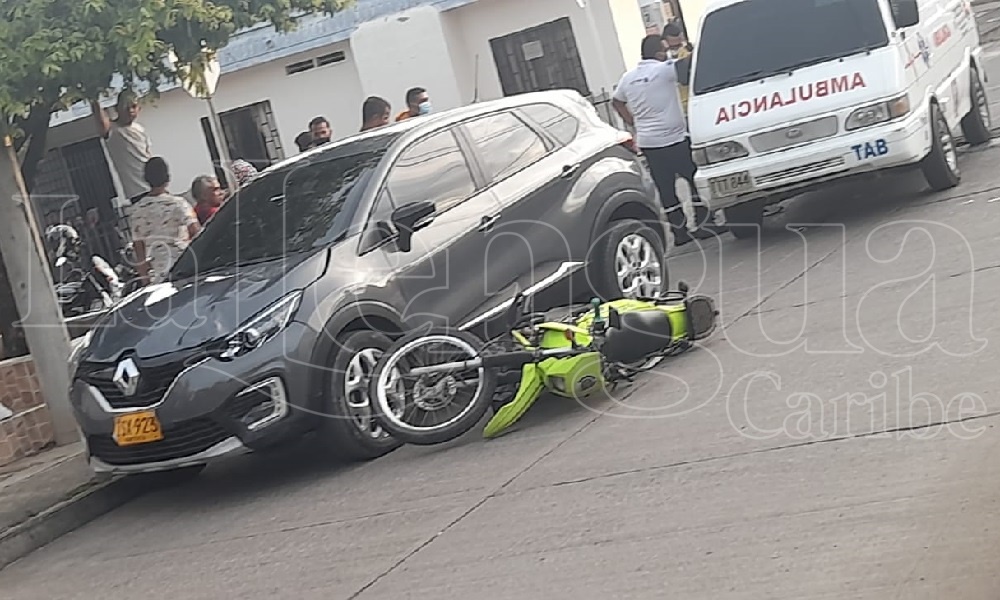Policías se volaron el pare y se estrellaron contra una camioneta en el barrio La Floresta de Montería