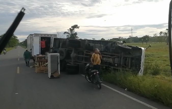 Otro accidente, camión de verduras se volteó en la vía Montería – Tierralta