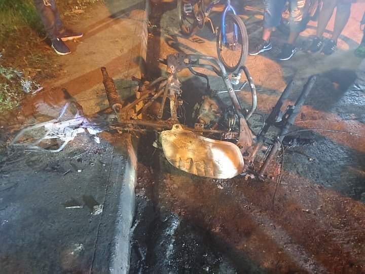 Le quemaron la moto a delincuentes que intentaron atracar pizzería en Cereté