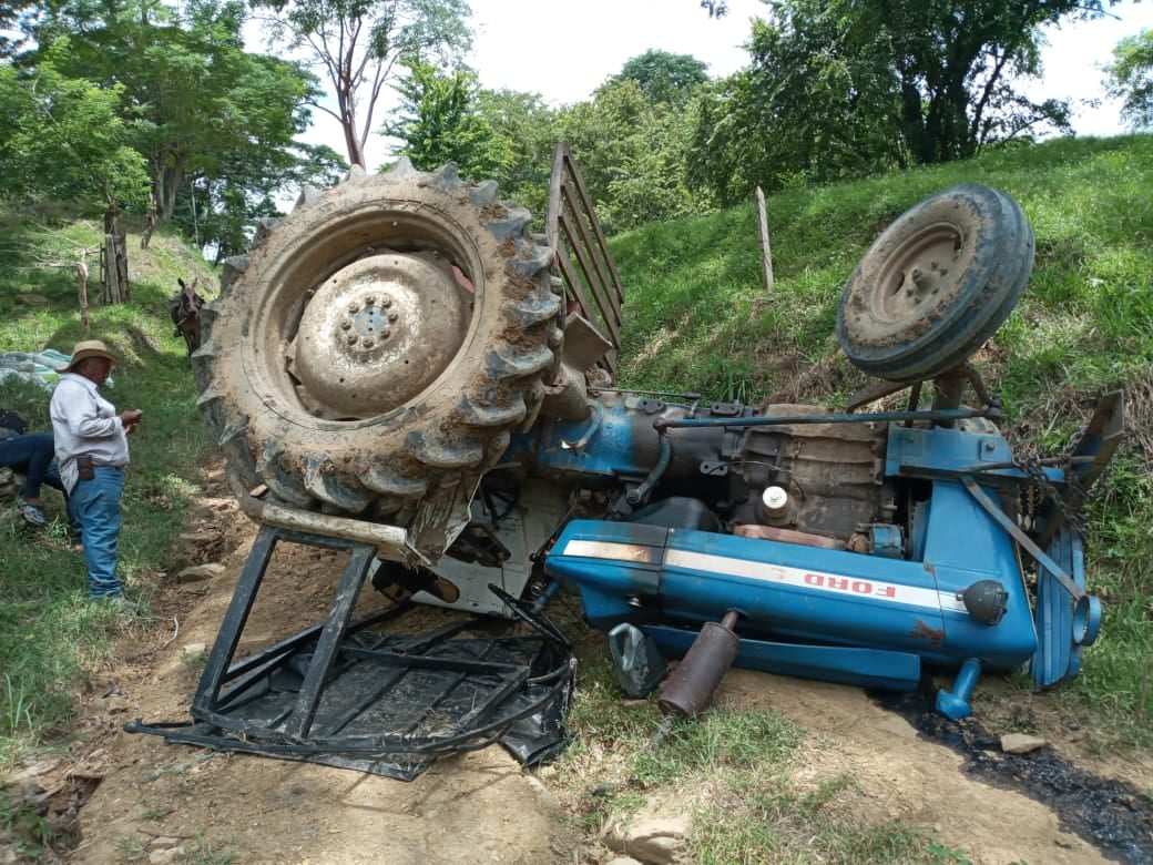Tractor se volcó en zona rural de Montería