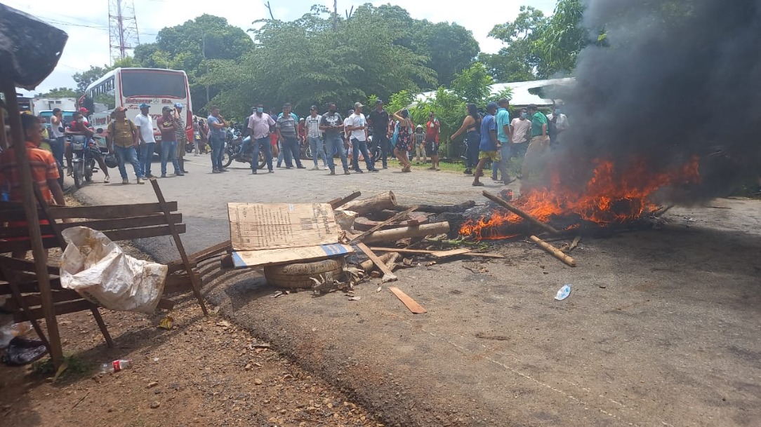 Habitantes de la vereda El Congo bloquearon la vía porque hace cuatro días están sin fluido eléctrico