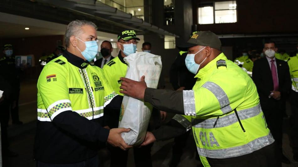 ¿Usted qué opina? Mientras la delincuencia campea Duque se las tiró de policía por una noche