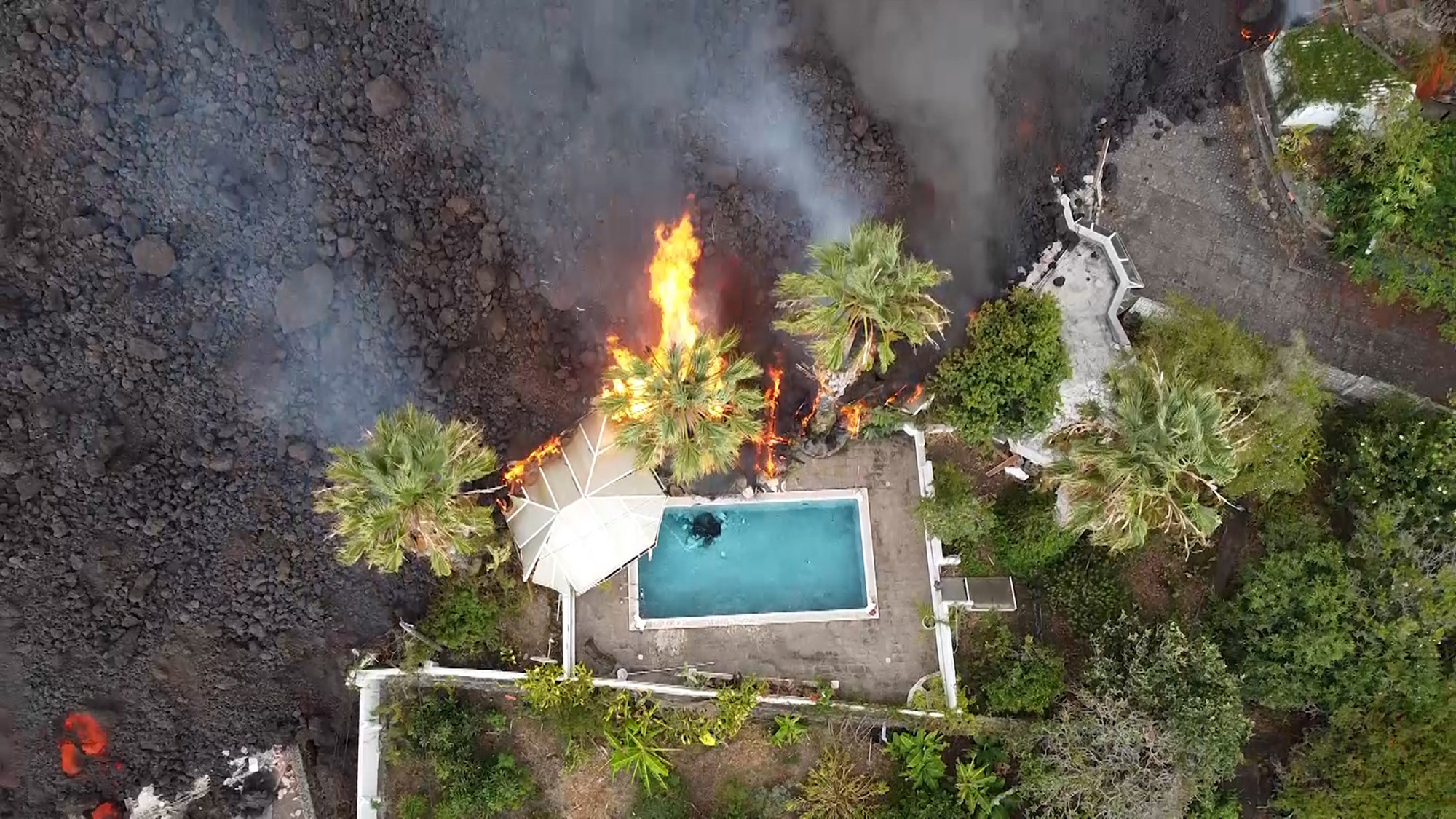 Impresionante: imágenes del descenso de lava del volcán Cumbre Vieja en España