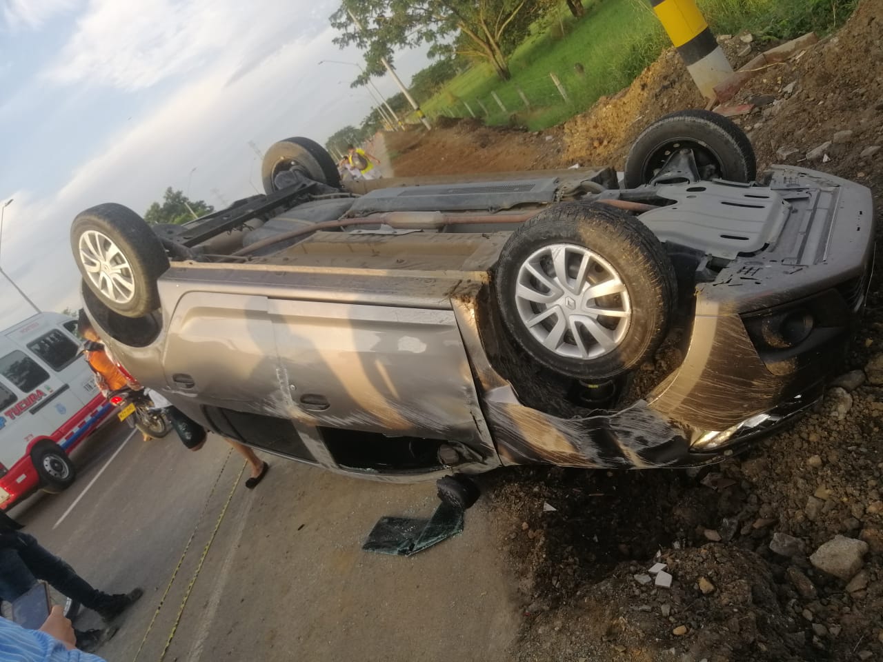 Aparatoso accidente en el segundo anillo vial de Montería, carro terminó volcado tras esquivar a un motociclista