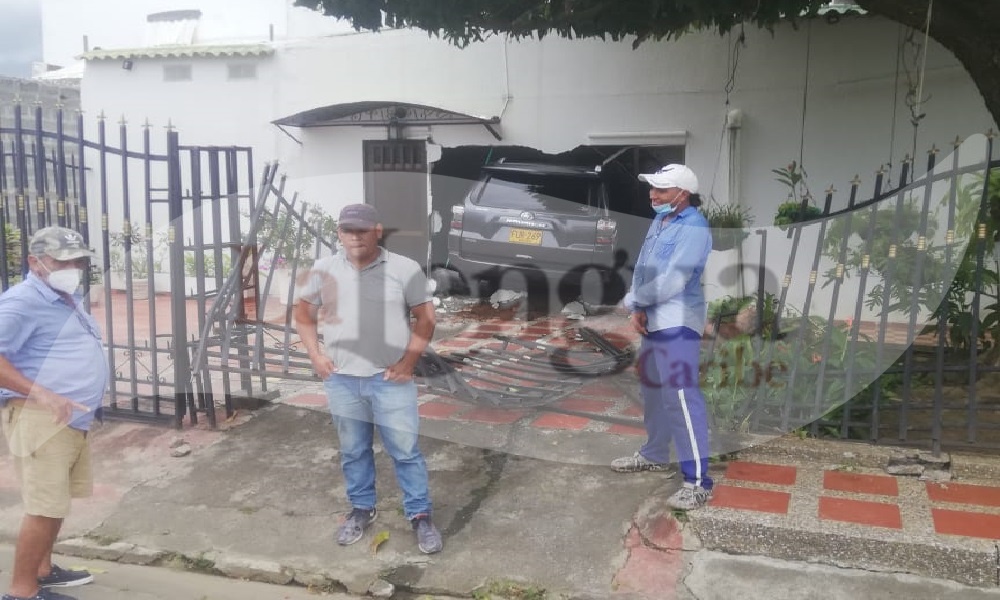 Aparatoso accidente: camioneta se estrelló contra una casa en el barrio La Castellana de Montería