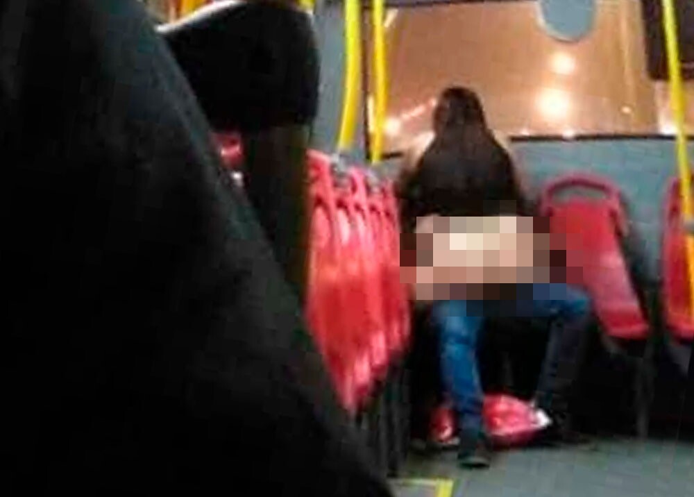 ¡Inmorales! Pareja tuvo sexo en la parte trasera de un bus