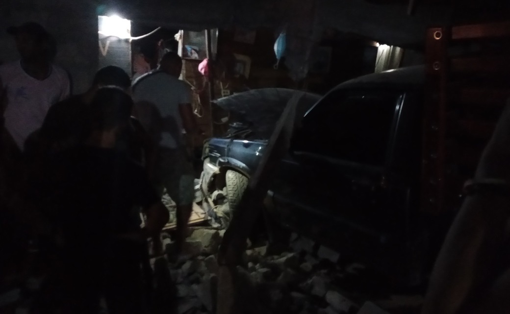 Camioneta de estaca se estrelló contra una casa en Lorica