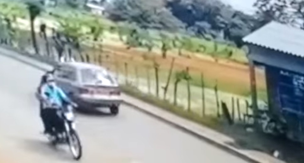 En video, fuerte choque entre motociclista y un carro en Cereté